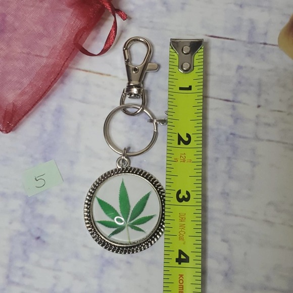 Handmade Leaf Keychain - Picture 2 of 4
